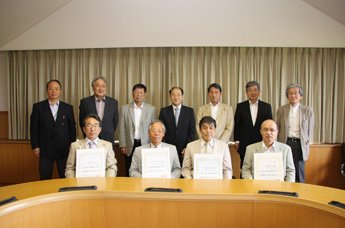 前列左から：沢田先生、中川先生、灘本先生、吉田先生